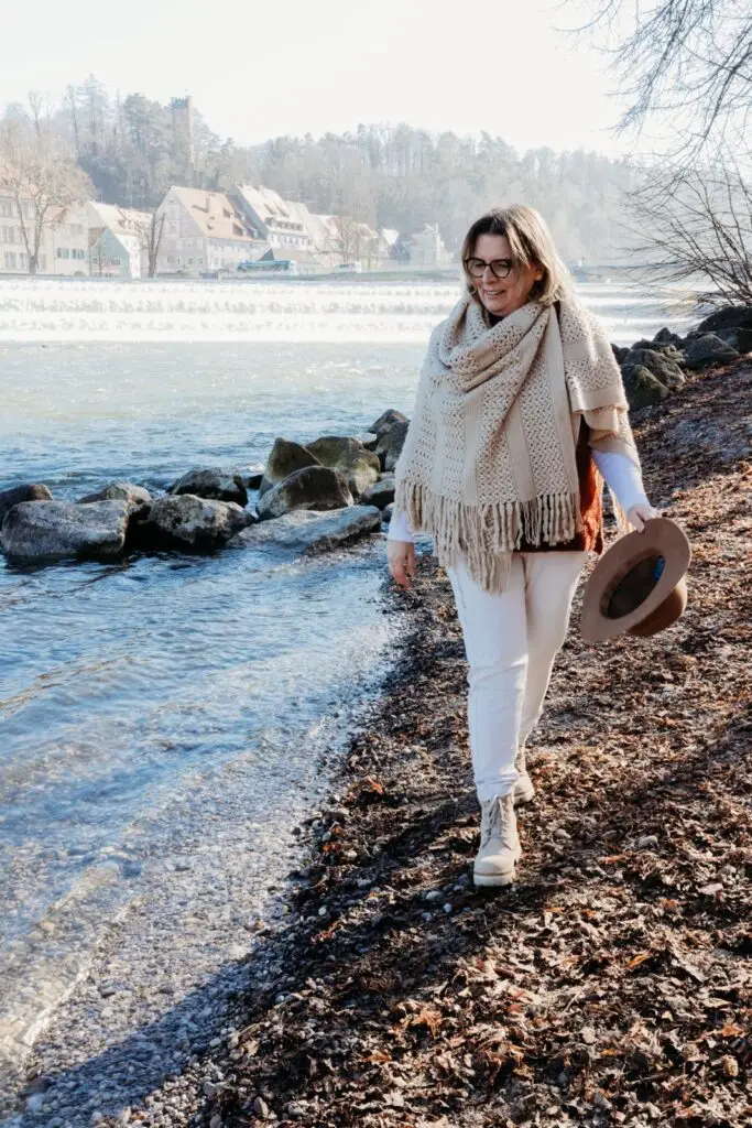 Britta Bauer am Fluss – Coaching für Frauen, Klarheit & Resilienz