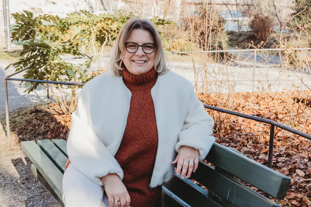 Britta Bauer sitzend auf Bank – Coaching für Frauen, Stressmanagement & Resilienz